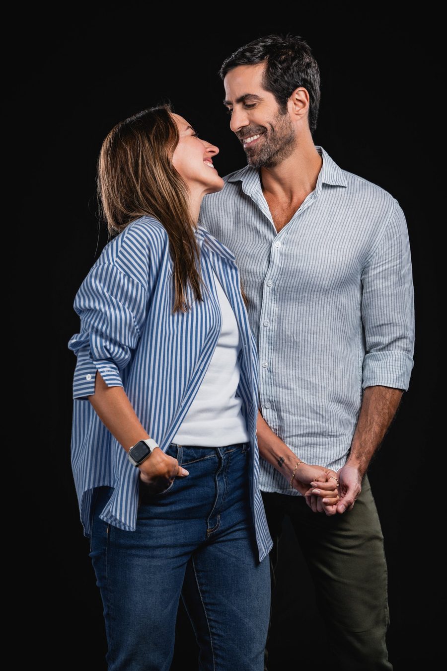 Betto e a esposa, sorrindo um para o outro